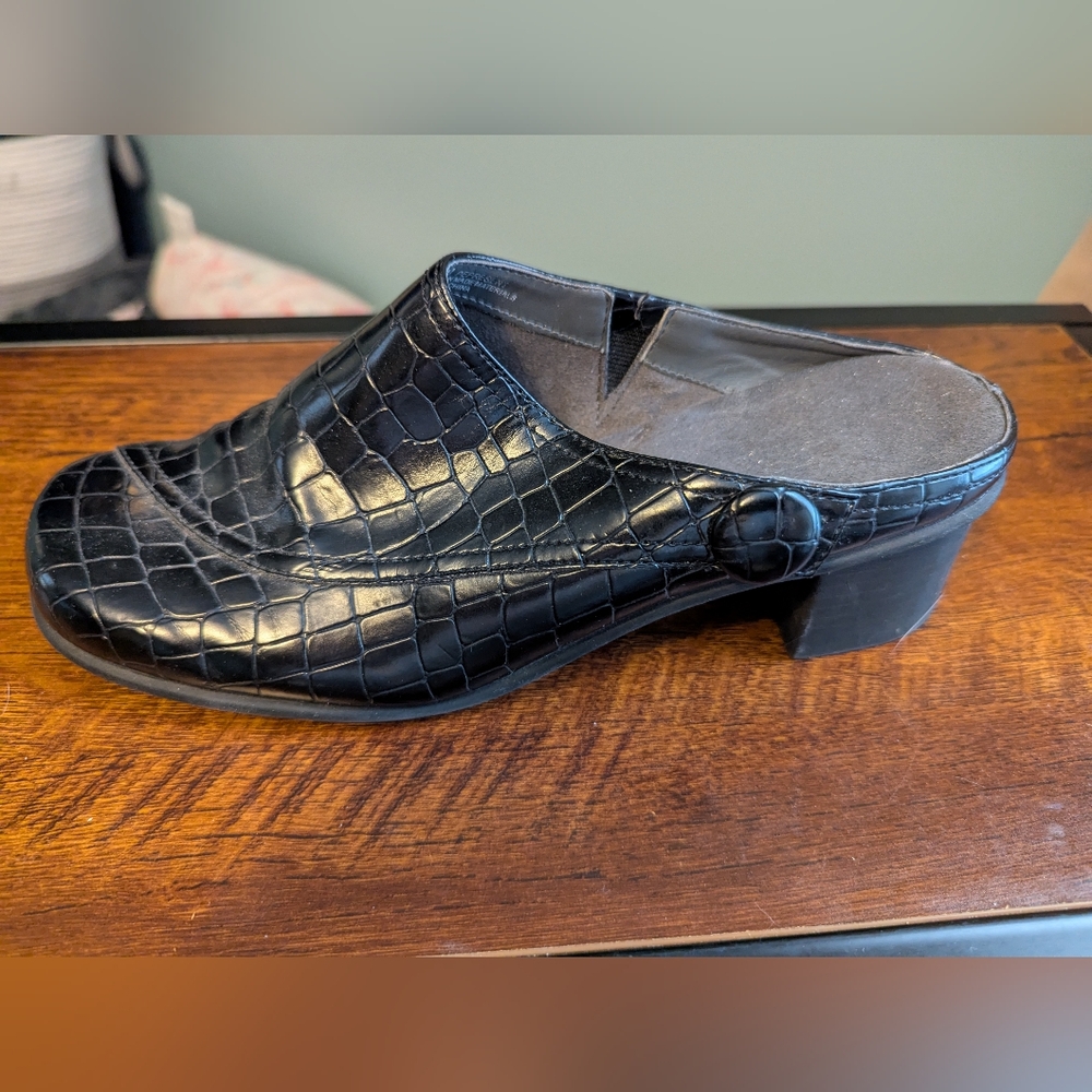 Black Crocodile Patterned Mules - Picture 7 of 8
